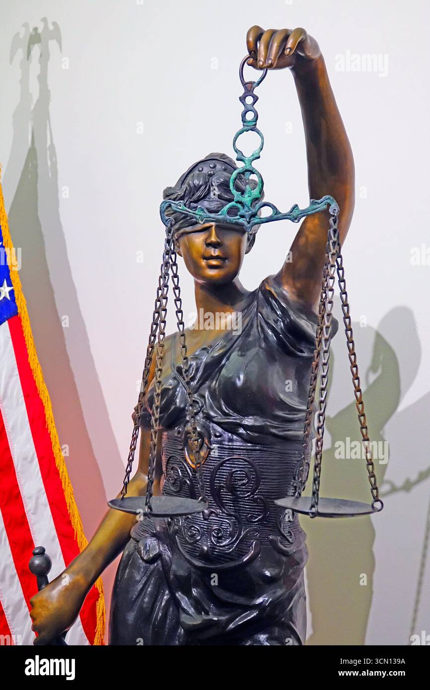 Lady Justice Statue im State Supreme Court Building Tallahassee Florida 09.15.2025 Stockfoto