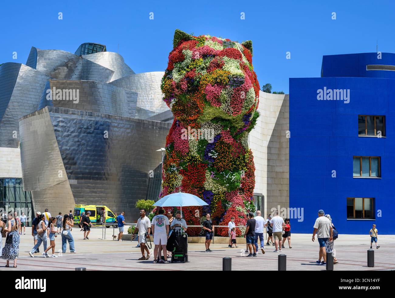 Eine Skulptur von Jeff Koons mit dem Titel Welpen vor dem Guggenheim Museum. Bilbao, Biskaya, Baskenland, Spanien, Europa Stockfoto