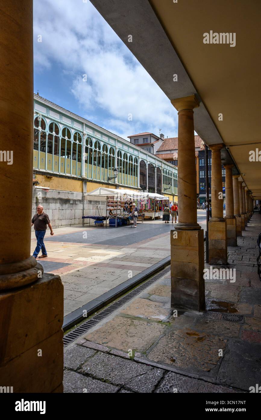 Der Mercadillo del Fontán an der Calle Daoiz y Velarde in der Altstadt von Oviedo, Asturien, Spanien. Stockfoto