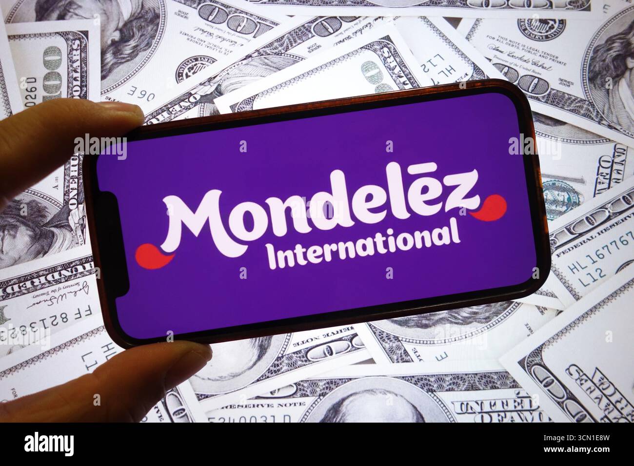 In dieser Abbildung wird das Firmenlogo von Mondelez auf einem Smartphone-Bildschirm angezeigt. Stockfoto
