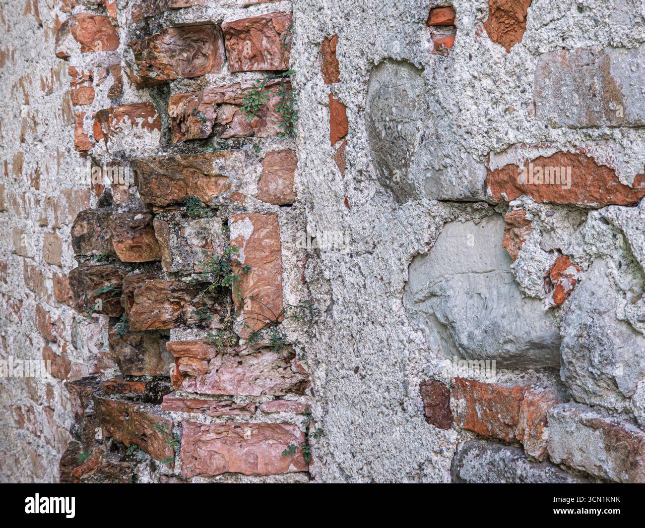 Alte verwitterte Steinmauer, Ziegelsteine, Hintergrund Alte verwitterte Steinmauer, Ziegelsteine, Hintergrund *** Alte verwitterte Steinmauer, Ziegel, BA Stockfoto