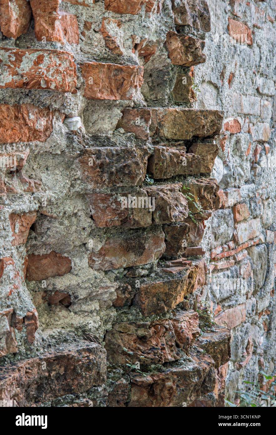 Alte verwitterte Steinmauer, Ziegelsteine, Hintergrund Alte verwitterte Steinmauer, Ziegelsteine, Hintergrund *** Alte verwitterte Steinmauer, Ziegel, BA Stockfoto