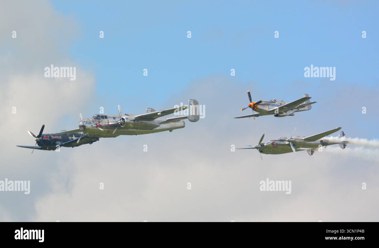 Die von Red Bull gesponserte Formation von Flugzeugen aus dem Zweiten Weltkrieg erschien am Sywell Aerodrome in Northamptonshire, Großbritannien Stockfoto