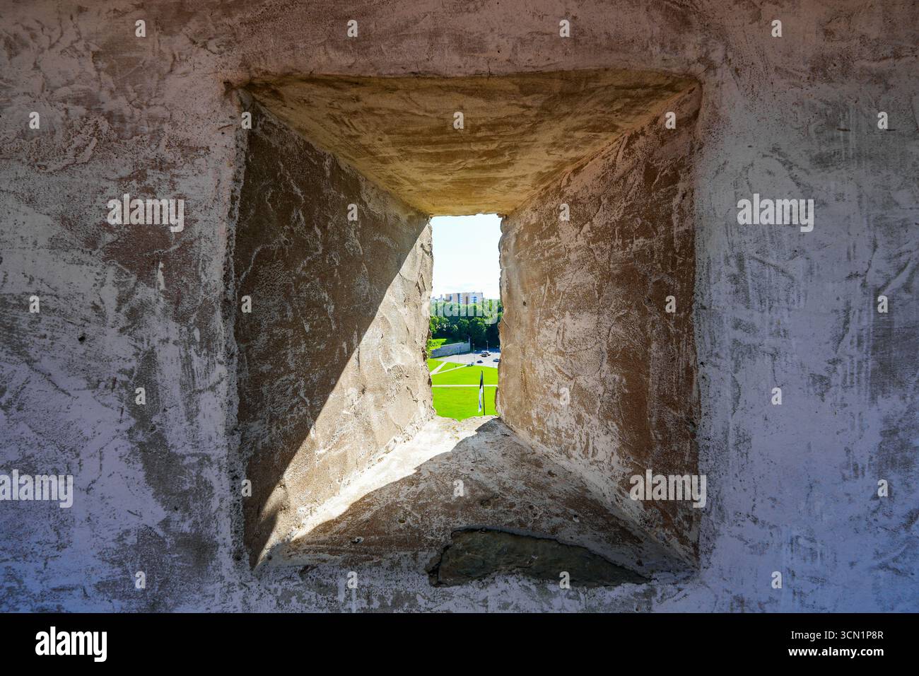 Arrowslit auf der Spitze des Hermann-Turms in der Festung Narva in der estnischen Stadt Narva im Baltikum Stockfoto