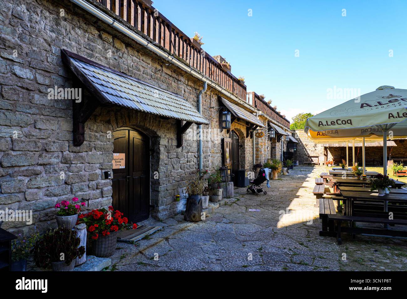 Café von Hermann Castle alias Narva Festung in der estnischen Stadt Narva im Baltikum Stockfoto