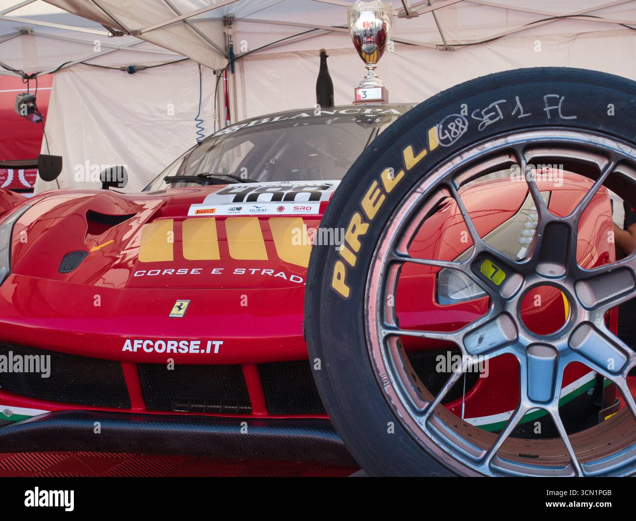 Ferrari Rennwagen und Trophäe hinter einem Pirelli-Reifen – Ein roter ...