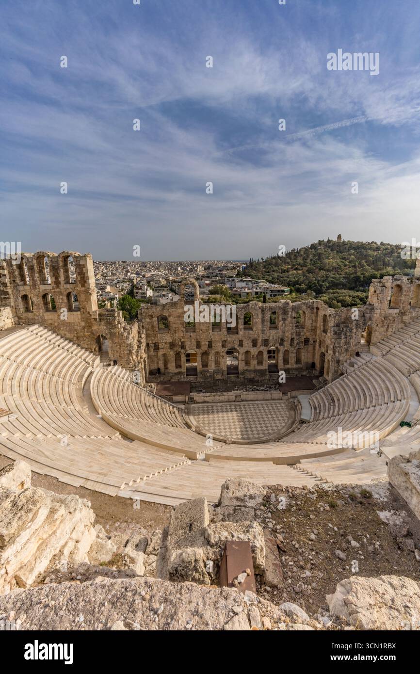 Das antike Odeon des Herodes Atticus Amphitheater an den Hängen der Akropolis in Athen, Griechenland. Mai 2025 Stockfoto