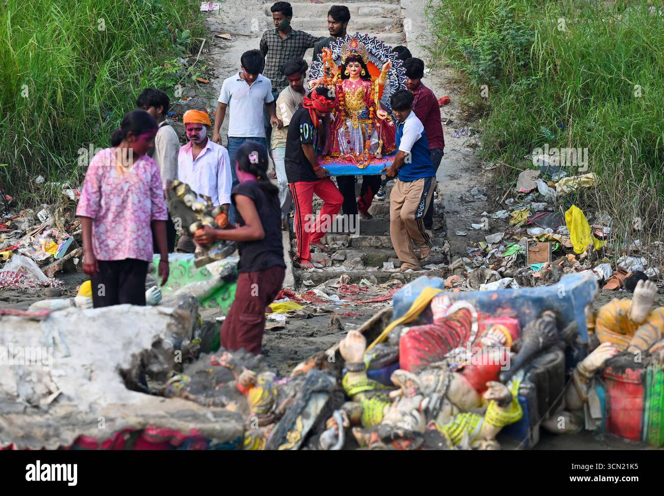 NOIDA, INDIEN – 18. SEPTEMBER: Die Götzenbilder von Lord Vishwakarma tauchen am 18. September 2025 in Noida, Indien, in den Yamuna-Fluss ein. Vishwakarma Puja ist ein hinduistisches Festival, das hauptsächlich zu Ehren von Lord Vishwakarma gefeiert wird, der als göttlicher Architekt, Ingenieur und Handwerker des Universums verehrt wird. Die Feier ist eine Möglichkeit für Menschen, Respekt zu zeigen und Segen von der Gottheit zu suchen, besonders diejenigen, die mit Werkzeugen, Maschinen und in kreativen Bereichen arbeiten. Foto von Sunil Ghosh/Hindustan Times Devotees tauchen Idole of Lord Vishwakarma in den Yamuna River ein Stockfoto
