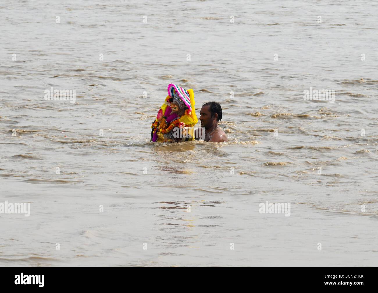NOIDA, INDIEN – 18. SEPTEMBER: Die Götzenbilder von Lord Vishwakarma tauchen am 18. September 2025 in Noida, Indien, in den Yamuna-Fluss ein. Vishwakarma Puja ist ein hinduistisches Festival, das hauptsächlich zu Ehren von Lord Vishwakarma gefeiert wird, der als göttlicher Architekt, Ingenieur und Handwerker des Universums verehrt wird. Die Feier ist eine Möglichkeit für Menschen, Respekt zu zeigen und Segen von der Gottheit zu suchen, besonders diejenigen, die mit Werkzeugen, Maschinen und in kreativen Bereichen arbeiten. Foto von Sunil Ghosh/Hindustan Times Devotees tauchen Idole of Lord Vishwakarma in den Yamuna River ein Stockfoto