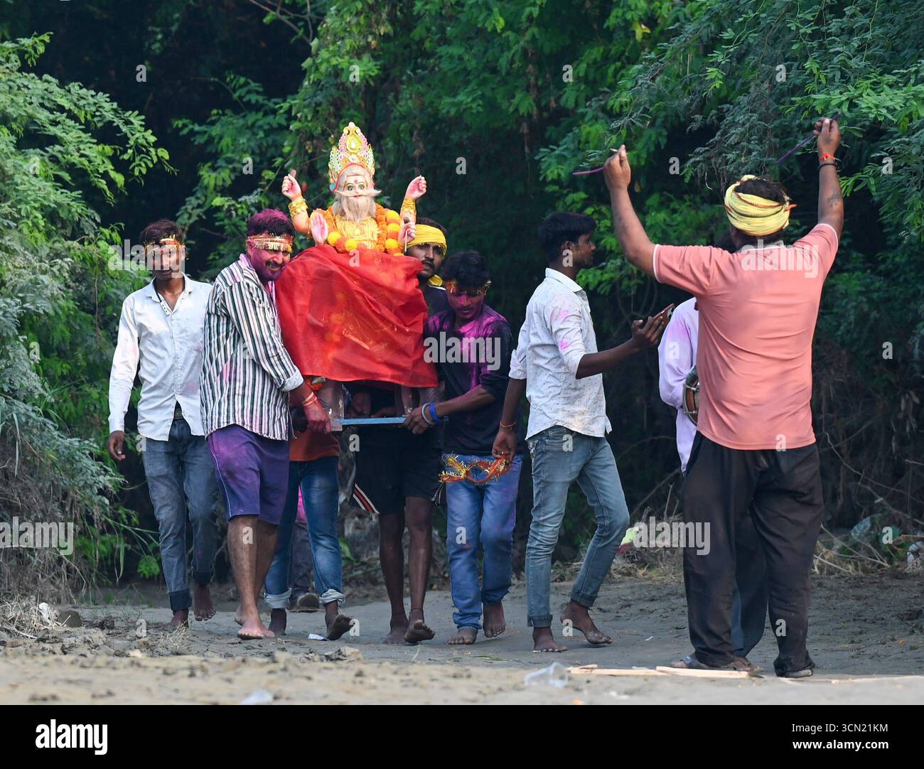 NOIDA, INDIEN – 18. SEPTEMBER: Die Götzenbilder von Lord Vishwakarma tauchen am 18. September 2025 in Noida, Indien, in den Yamuna-Fluss ein. Vishwakarma Puja ist ein hinduistisches Festival, das hauptsächlich zu Ehren von Lord Vishwakarma gefeiert wird, der als göttlicher Architekt, Ingenieur und Handwerker des Universums verehrt wird. Die Feier ist eine Möglichkeit für Menschen, Respekt zu zeigen und Segen von der Gottheit zu suchen, besonders diejenigen, die mit Werkzeugen, Maschinen und in kreativen Bereichen arbeiten. Foto von Sunil Ghosh/Hindustan Times Devotees tauchen Idole of Lord Vishwakarma in den Yamuna River ein Stockfoto