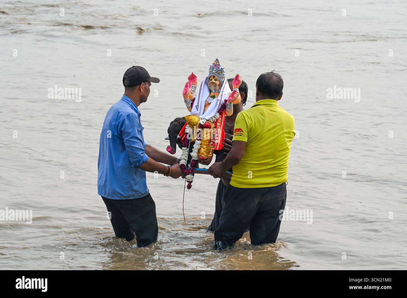 NOIDA, INDIEN – 18. SEPTEMBER: Die Götzenbilder von Lord Vishwakarma tauchen am 18. September 2025 in Noida, Indien, in den Yamuna-Fluss ein. Vishwakarma Puja ist ein hinduistisches Festival, das hauptsächlich zu Ehren von Lord Vishwakarma gefeiert wird, der als göttlicher Architekt, Ingenieur und Handwerker des Universums verehrt wird. Die Feier ist eine Möglichkeit für Menschen, Respekt zu zeigen und Segen von der Gottheit zu suchen, besonders diejenigen, die mit Werkzeugen, Maschinen und in kreativen Bereichen arbeiten. Foto von Sunil Ghosh/Hindustan Times Devotees tauchen Idole of Lord Vishwakarma in den Yamuna River ein Stockfoto