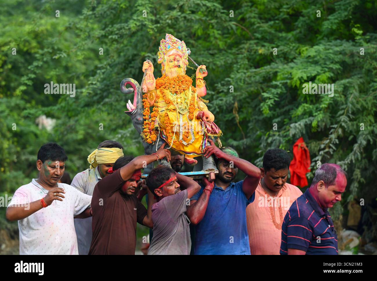 NOIDA, INDIEN – 18. SEPTEMBER: Die Götzenbilder von Lord Vishwakarma tauchen am 18. September 2025 in Noida, Indien, in den Yamuna-Fluss ein. Vishwakarma Puja ist ein hinduistisches Festival, das hauptsächlich zu Ehren von Lord Vishwakarma gefeiert wird, der als göttlicher Architekt, Ingenieur und Handwerker des Universums verehrt wird. Die Feier ist eine Möglichkeit für Menschen, Respekt zu zeigen und Segen von der Gottheit zu suchen, besonders diejenigen, die mit Werkzeugen, Maschinen und in kreativen Bereichen arbeiten. Foto von Sunil Ghosh/Hindustan Times Devotees tauchen Idole of Lord Vishwakarma in den Yamuna River ein Stockfoto