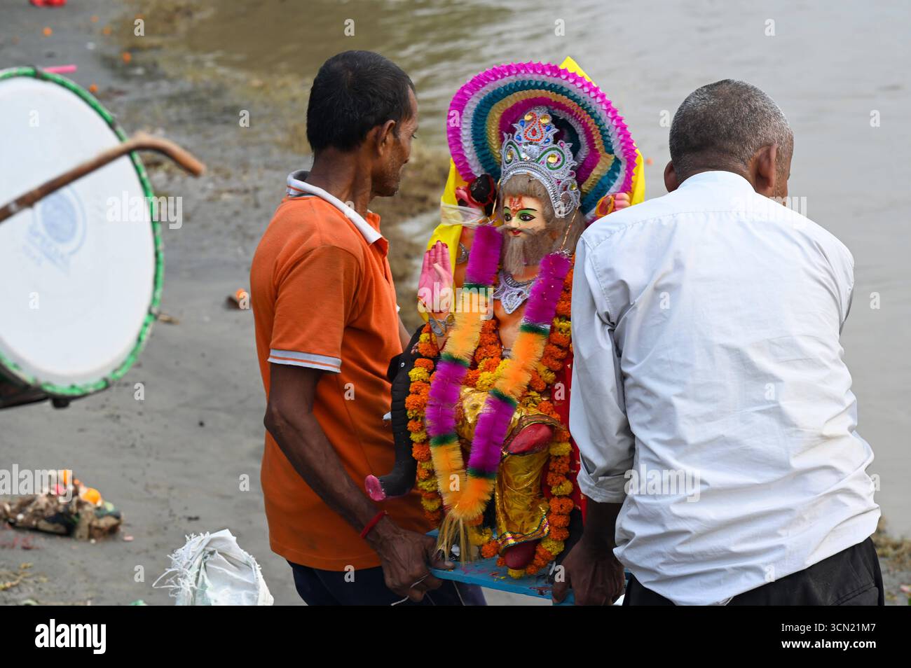 NOIDA, INDIEN – 18. SEPTEMBER: Die Götzenbilder von Lord Vishwakarma tauchen am 18. September 2025 in Noida, Indien, in den Yamuna-Fluss ein. Vishwakarma Puja ist ein hinduistisches Festival, das hauptsächlich zu Ehren von Lord Vishwakarma gefeiert wird, der als göttlicher Architekt, Ingenieur und Handwerker des Universums verehrt wird. Die Feier ist eine Möglichkeit für Menschen, Respekt zu zeigen und Segen von der Gottheit zu suchen, besonders diejenigen, die mit Werkzeugen, Maschinen und in kreativen Bereichen arbeiten. Foto von Sunil Ghosh/Hindustan Times Devotees tauchen Idole of Lord Vishwakarma in den Yamuna River ein Stockfoto