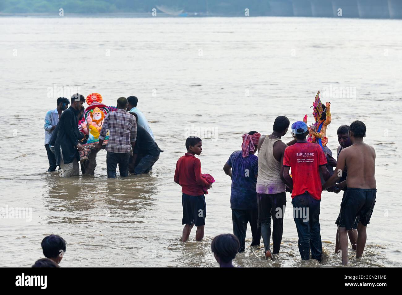 NOIDA, INDIEN – 18. SEPTEMBER: Die Götzenbilder von Lord Vishwakarma tauchen am 18. September 2025 in Noida, Indien, in den Yamuna-Fluss ein. Vishwakarma Puja ist ein hinduistisches Festival, das hauptsächlich zu Ehren von Lord Vishwakarma gefeiert wird, der als göttlicher Architekt, Ingenieur und Handwerker des Universums verehrt wird. Die Feier ist eine Möglichkeit für Menschen, Respekt zu zeigen und Segen von der Gottheit zu suchen, besonders diejenigen, die mit Werkzeugen, Maschinen und in kreativen Bereichen arbeiten. Foto von Sunil Ghosh/Hindustan Times Devotees tauchen Idole of Lord Vishwakarma in den Yamuna River ein Stockfoto