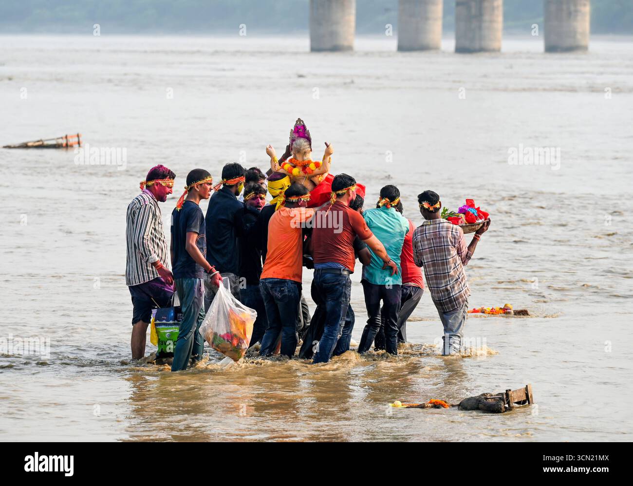 NOIDA, INDIEN – 18. SEPTEMBER: Die Götzenbilder von Lord Vishwakarma tauchen am 18. September 2025 in Noida, Indien, in den Yamuna-Fluss ein. Vishwakarma Puja ist ein hinduistisches Festival, das hauptsächlich zu Ehren von Lord Vishwakarma gefeiert wird, der als göttlicher Architekt, Ingenieur und Handwerker des Universums verehrt wird. Die Feier ist eine Möglichkeit für Menschen, Respekt zu zeigen und Segen von der Gottheit zu suchen, besonders diejenigen, die mit Werkzeugen, Maschinen und in kreativen Bereichen arbeiten. Foto von Sunil Ghosh/Hindustan Times Devotees tauchen Idole of Lord Vishwakarma in den Yamuna River ein Stockfoto