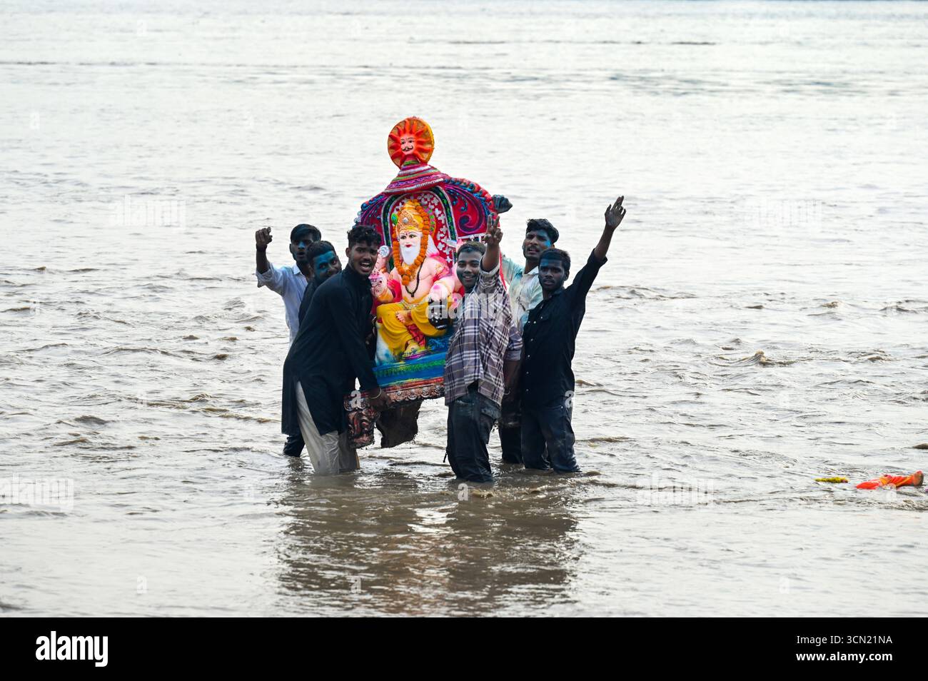 NOIDA, INDIEN – 18. SEPTEMBER: Die Götzenbilder von Lord Vishwakarma tauchen am 18. September 2025 in Noida, Indien, in den Yamuna-Fluss ein. Vishwakarma Puja ist ein hinduistisches Festival, das hauptsächlich zu Ehren von Lord Vishwakarma gefeiert wird, der als göttlicher Architekt, Ingenieur und Handwerker des Universums verehrt wird. Die Feier ist eine Möglichkeit für Menschen, Respekt zu zeigen und Segen von der Gottheit zu suchen, besonders diejenigen, die mit Werkzeugen, Maschinen und in kreativen Bereichen arbeiten. Foto von Sunil Ghosh/Hindustan Times Devotees tauchen Idole of Lord Vishwakarma in den Yamuna River ein Stockfoto