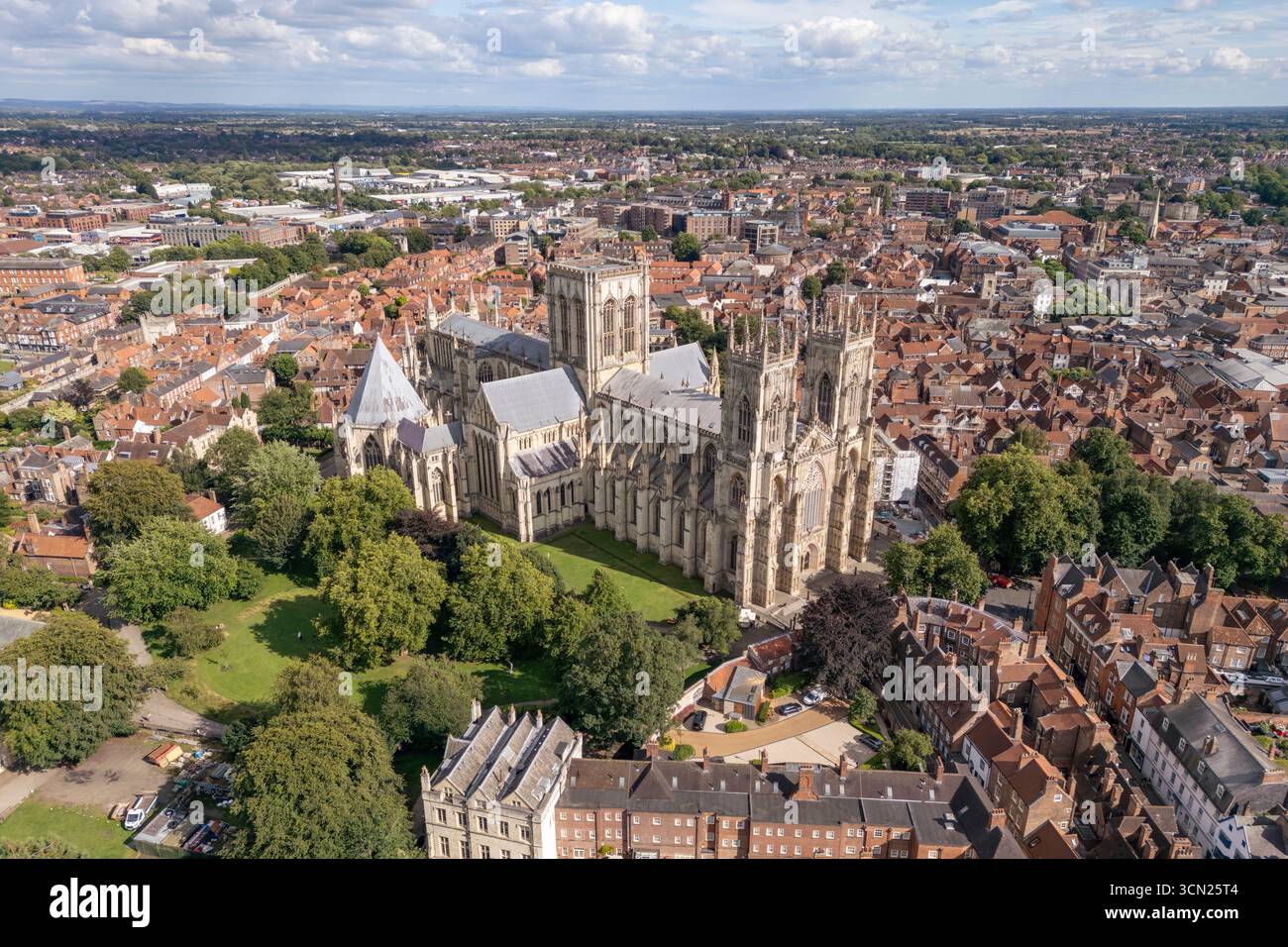Luftaufnahme von York Minster, Deangate, York, North Yorkshire, England. Stockfoto