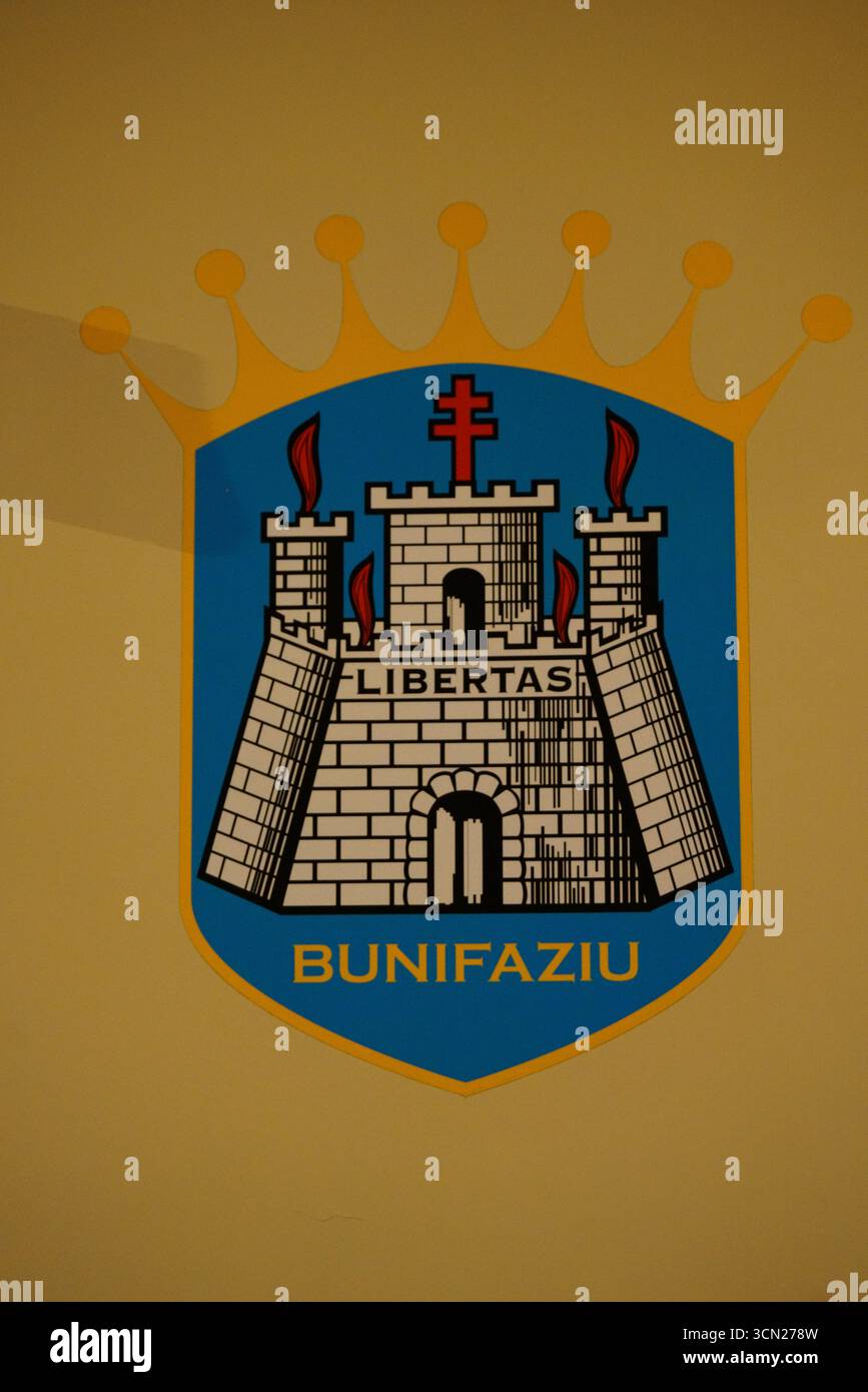 Schild-Wappen-Emblem mit Schloss, Krone und Freiheitsbanner für die Gemeinde BunifaziU. Bonifacio, Korsika, Frankreich Stockfoto
