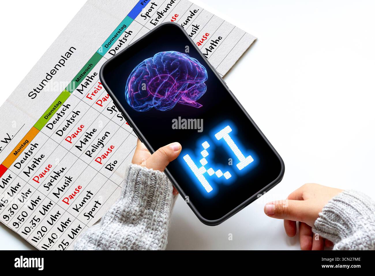 Deutschland - 17. September 2025: FOTOMONTAGE: Ein Schüler hält Ein Smartphone mit KI-Symbol und Gehirngrafik über einem Schulungsplan. Das Bild befasst sich mit der Nutzung künstlicher Intelligenz im Unterricht, digitaler Bildung und der Zukunft von Schulen. *** FOTOMONTAGE, ein Schüler hält ein Smartphone mit KI-Symbol und Gehirn-Grafik über einen Stundenplan. Das Bild thematisiert den Einsatz von künstlicher Intelligenz im Unterricht, digitale Bildung und Zukunft der Schule. Stockfoto