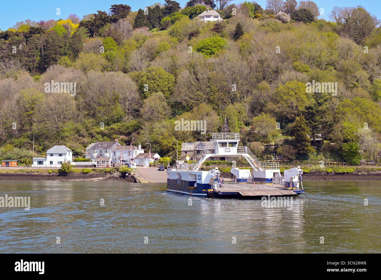 Kingswear, Devon, England, Großbritannien – 24. April 2025: Kingswear Higher Ferry kommt auf der Kingswear-Seite des River Dart von Dartmouth an Stockfoto