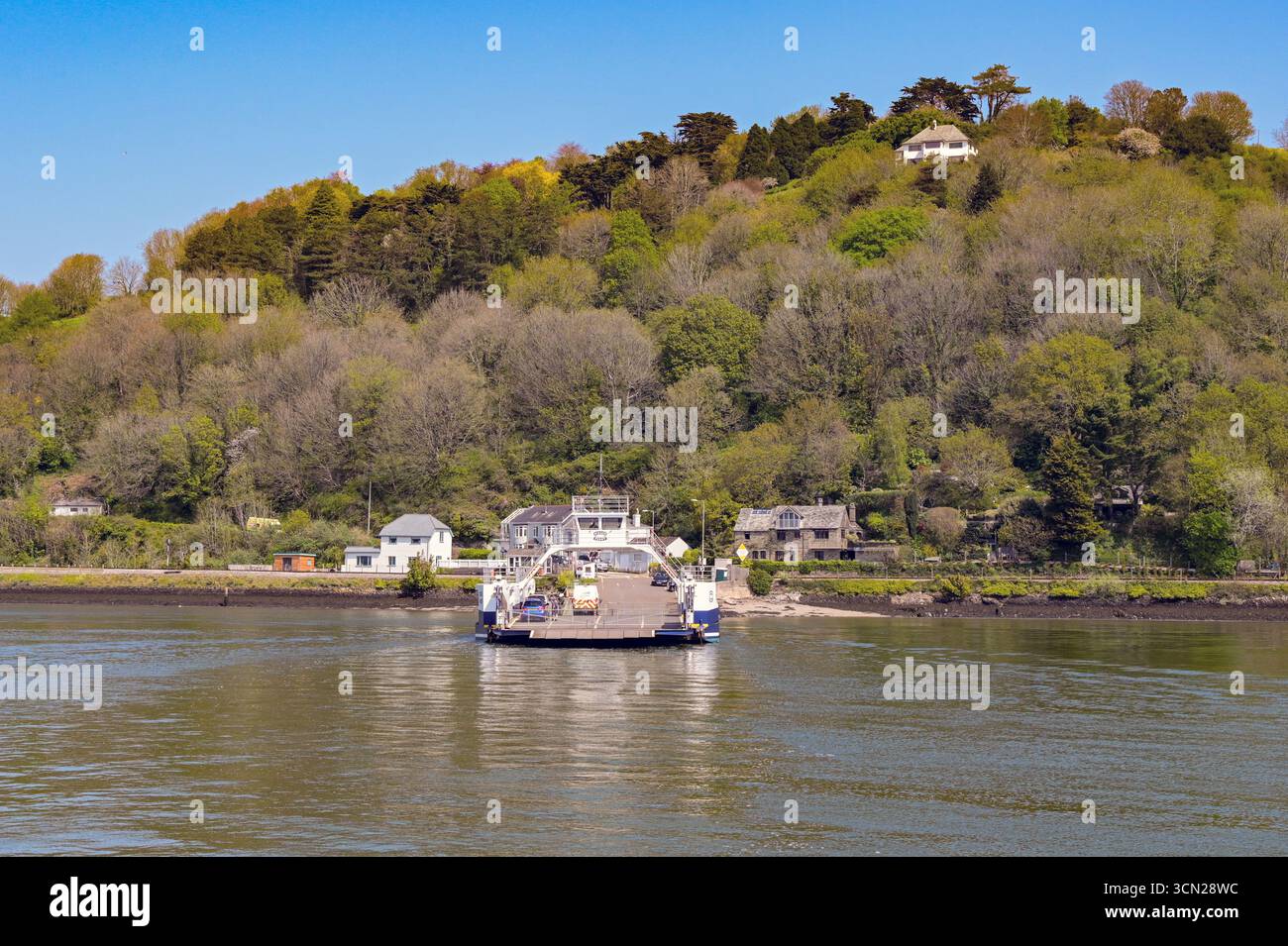 Kingswear, Devon, England, Großbritannien - 24. April 2025: Kingswear Higher Ferry mit Autos und Lieferwagen auf der Kingswear-Seite nach der Überquerung des River Dart Stockfoto