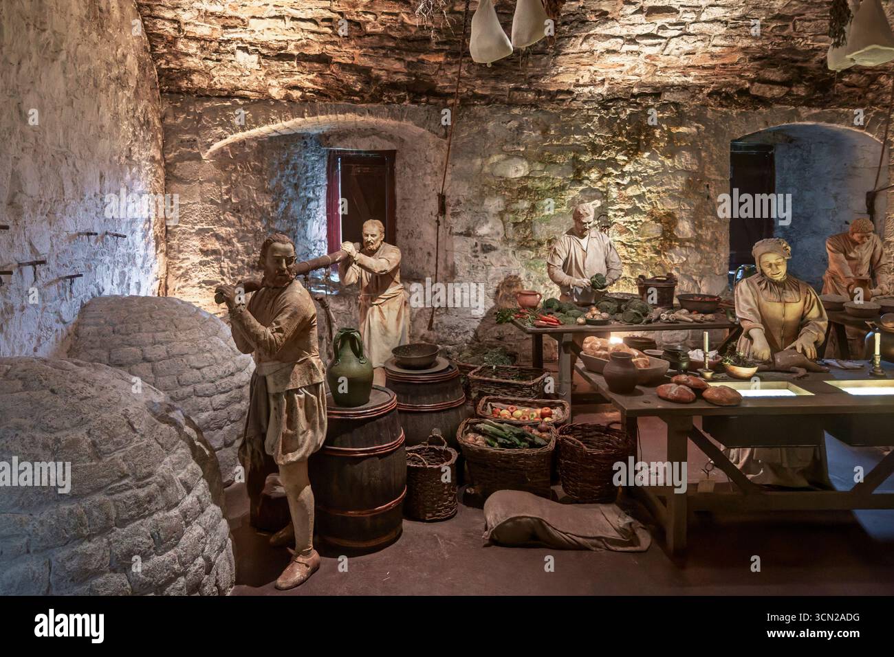 Vereinigtes Königreich - Stirling - Stirling Castle Great Kitchens - geschäftiges historisches Kochhaus mit Schaufensterpuppen und gestapelten Fässern Stockfoto