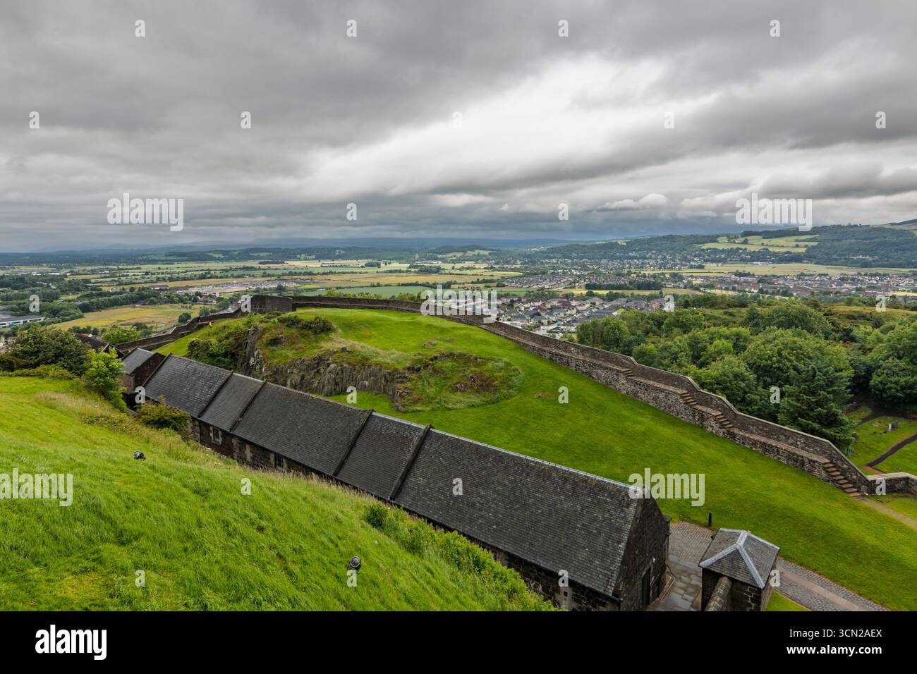 Vereinigtes Königreich - Stirling - Stirling Castle Wall - Blick über King’s Park und King’s Knot Stockfoto