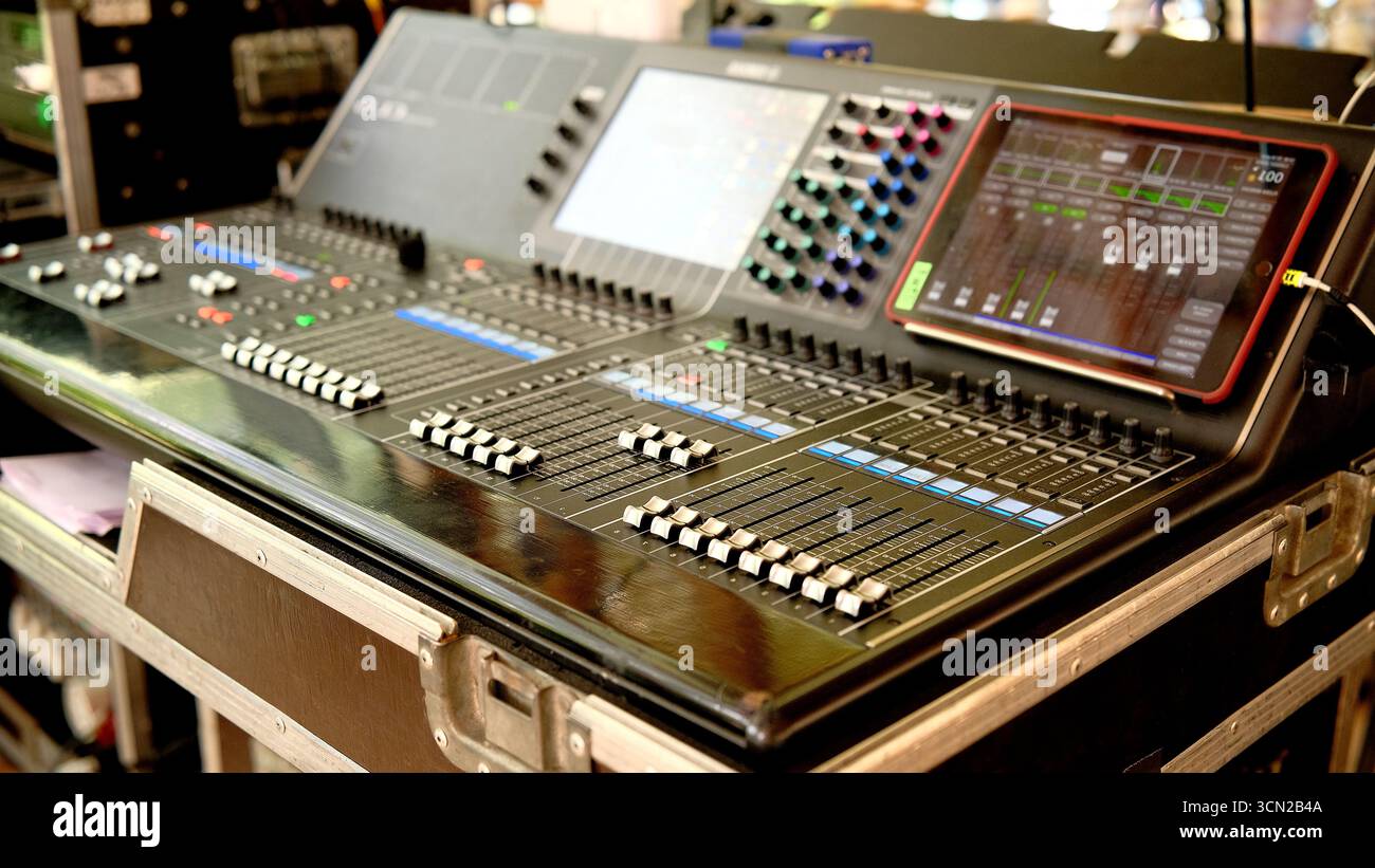 Professionelle Audio-Equalizer-DJ-Fernbedienung im Studio. Sound- und Musikaufnahmeindustrie. Moderne Soundausstattung. Selektiver Fokus. Stockfoto