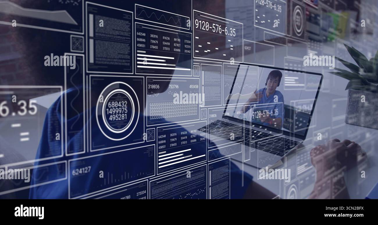 Tippen Sie auf der Laptop-Tastatur am Schreibtisch im Home Office, zeigen Sie AR-Tafeln mit Kaffeetasse, Topfpflanze. Technologie, Innovation, Zusammenarbeit, Futurismus, da Stockfoto