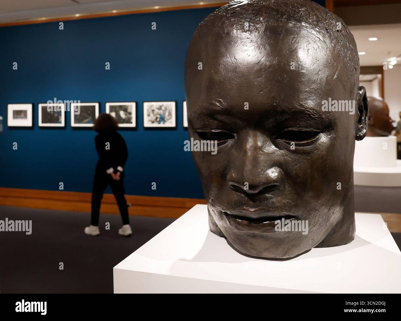 New York, Usa. September 2025. Die Gäste besichtigen die Kunst in einer Pressevorschau für Zeugen der Menschlichkeit: Die Kunst von John Wilson am Donnerstag, den 18. September 2025 im Met Fifth Avenue Museum in New York City. Über sechs Jahrzehnte lang schuf der amerikanische Künstler John Wilson (1922C2015) kraftvolle und poetische Werke, die sein Leben als Schwarzamerikaner und sein anhaltendes Streben nach rassischer, sozialer und wirtschaftlicher Gerechtigkeit einfangen. Foto: John Angelillo/UPI Credit: UPI/Alamy Live News Stockfoto