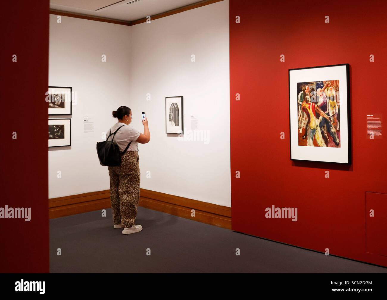 New York, Usa. September 2025. Die Gäste besichtigen die Kunst in einer Pressevorschau für Zeugen der Menschlichkeit: Die Kunst von John Wilson am Donnerstag, den 18. September 2025 im Met Fifth Avenue Museum in New York City. Über sechs Jahrzehnte lang schuf der amerikanische Künstler John Wilson (1922C2015) kraftvolle und poetische Werke, die sein Leben als Schwarzamerikaner und sein anhaltendes Streben nach rassischer, sozialer und wirtschaftlicher Gerechtigkeit einfangen. Foto: John Angelillo/UPI Credit: UPI/Alamy Live News Stockfoto