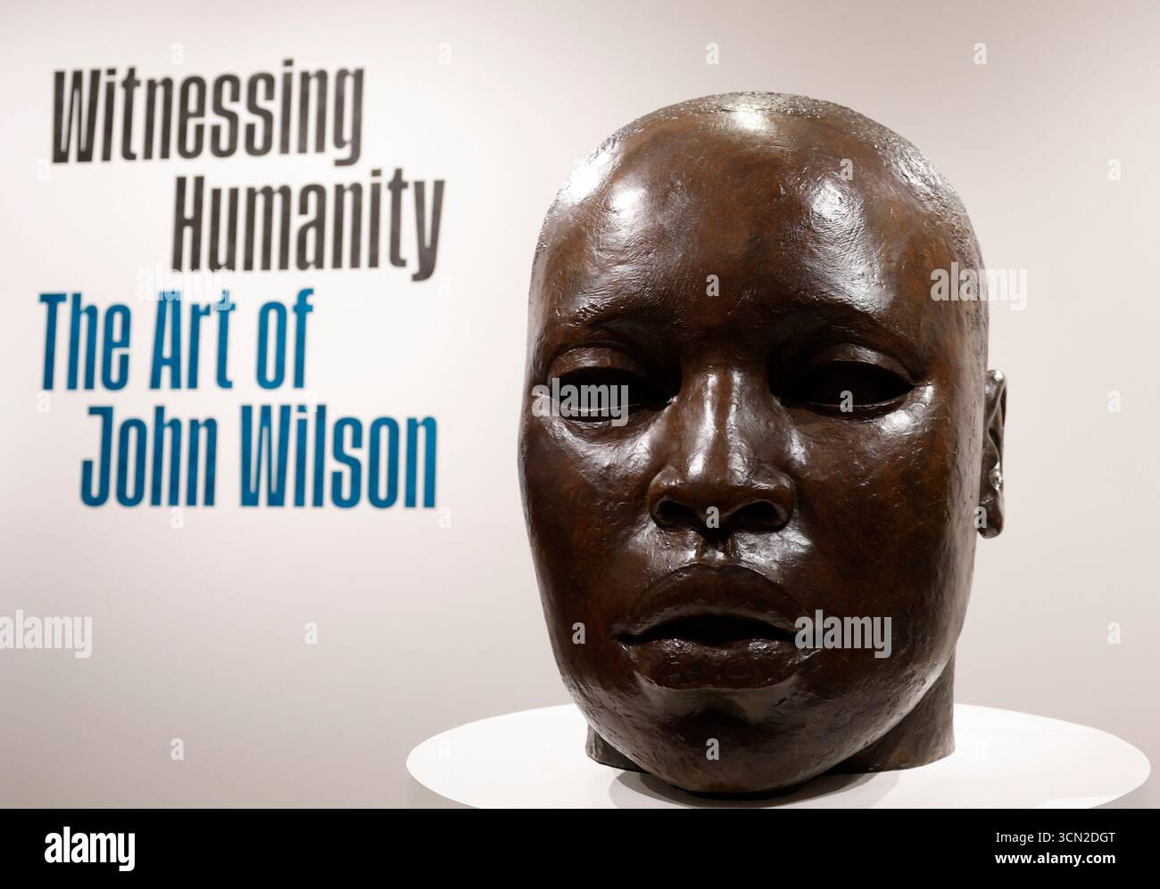 New York, Usa. September 2025. Die Gäste besichtigen die Kunst in einer Pressevorschau für Zeugen der Menschlichkeit: Die Kunst von John Wilson am Donnerstag, den 18. September 2025 im Met Fifth Avenue Museum in New York City. Über sechs Jahrzehnte lang schuf der amerikanische Künstler John Wilson (1922C2015) kraftvolle und poetische Werke, die sein Leben als Schwarzamerikaner und sein anhaltendes Streben nach rassischer, sozialer und wirtschaftlicher Gerechtigkeit einfangen. Foto: John Angelillo/UPI Credit: UPI/Alamy Live News Stockfoto