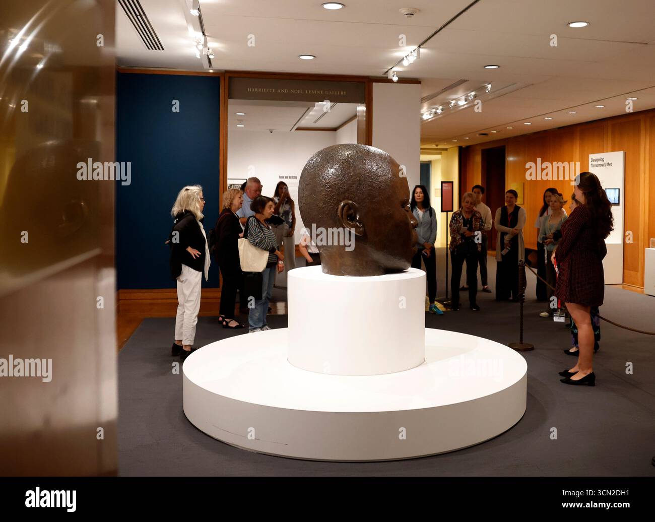 New York, Usa. September 2025. Die Gäste besichtigen die Kunst in einer Pressevorschau für Zeugen der Menschlichkeit: Die Kunst von John Wilson am Donnerstag, den 18. September 2025 im Met Fifth Avenue Museum in New York City. Über sechs Jahrzehnte lang schuf der amerikanische Künstler John Wilson (1922C2015) kraftvolle und poetische Werke, die sein Leben als Schwarzamerikaner und sein anhaltendes Streben nach rassischer, sozialer und wirtschaftlicher Gerechtigkeit einfangen. Foto: John Angelillo/UPI Credit: UPI/Alamy Live News Stockfoto