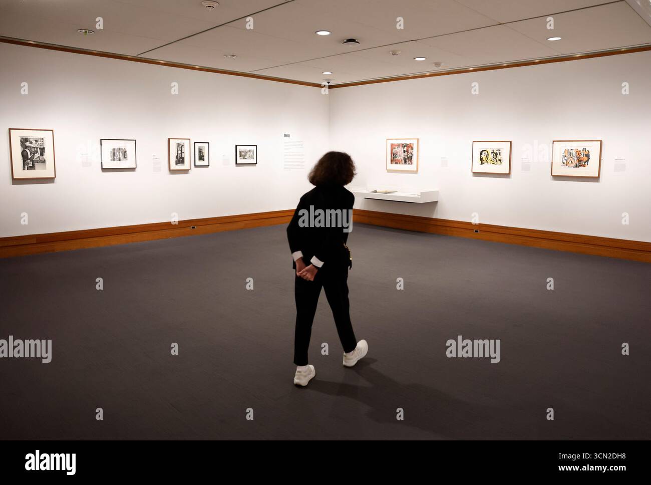 New York, Usa. September 2025. Die Gäste besichtigen die Kunst in einer Pressevorschau für Zeugen der Menschlichkeit: Die Kunst von John Wilson am Donnerstag, den 18. September 2025 im Met Fifth Avenue Museum in New York City. Über sechs Jahrzehnte lang schuf der amerikanische Künstler John Wilson (1922C2015) kraftvolle und poetische Werke, die sein Leben als Schwarzamerikaner und sein anhaltendes Streben nach rassischer, sozialer und wirtschaftlicher Gerechtigkeit einfangen. Foto: John Angelillo/UPI Credit: UPI/Alamy Live News Stockfoto