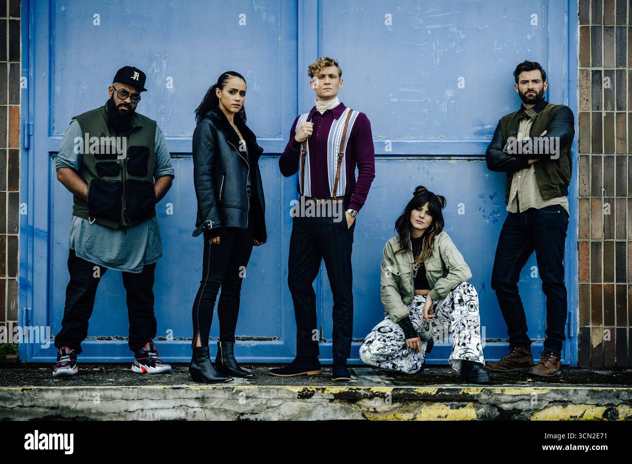 Army of Thieves (2021), eine Fernsehserie von Zack Snyder und Shay Hatten mit Matthias Schweighöfer, Nathalie Emmanuel, Ruby O. Fee, Stuart Martin und Guz Khan. Ein schüchterner Bankkassierer mit einem Talent für Safecracking schließt sich einer Crew von Dieben an, die von einer geheimnisvollen Frau geführt wird, um in legendäre Tresore einzubrechen, während sie während der ersten Tage eines Zombieausbruchs den Strafverfolgungsbehörden entgehen. Werbung NUR REDAKTIONELLE VERWENDUNG. Kredit: BFA/Netflix Stockfoto