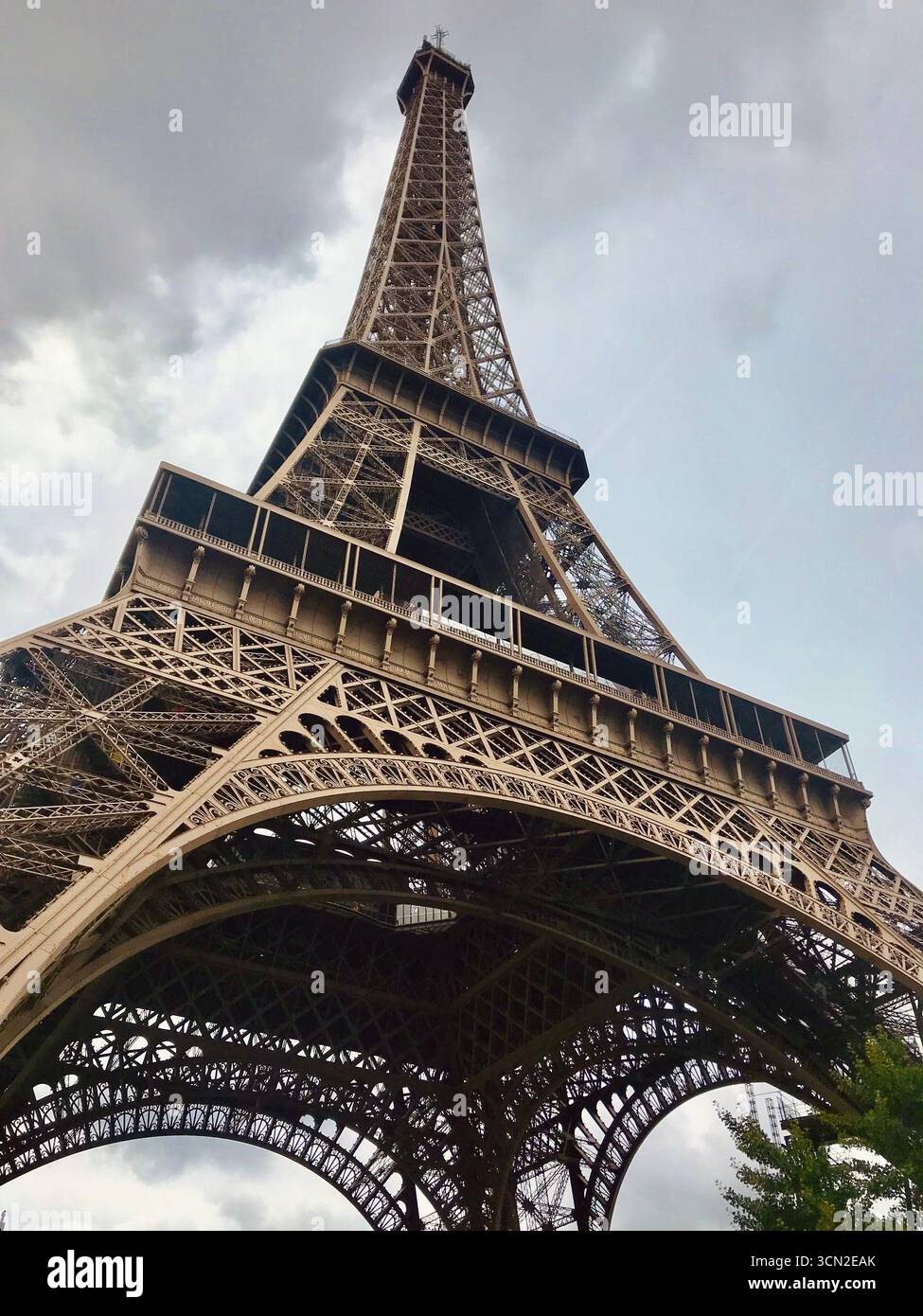Die Umarmung der Eisernen Dame: Nahaufnahme des Eiffelturms, Paris, Frankreich Stockfoto