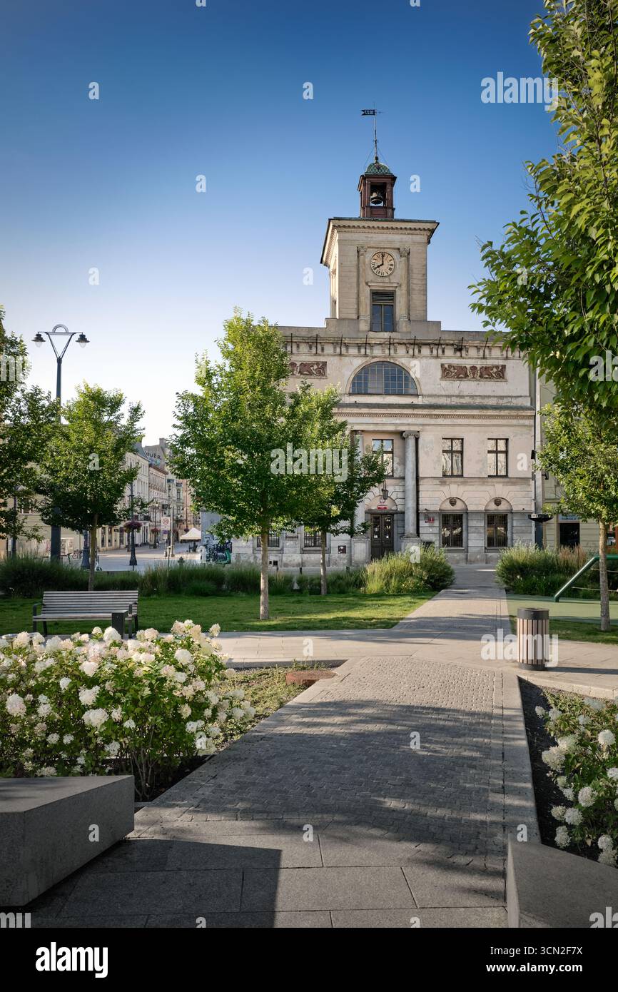 Lodz, Polen - 17. August 2025: Freiheitsplatz (Plac Wolnosci) mit historischem Rathaus und städtischem Grün im Zentrum von Lodz Stockfoto