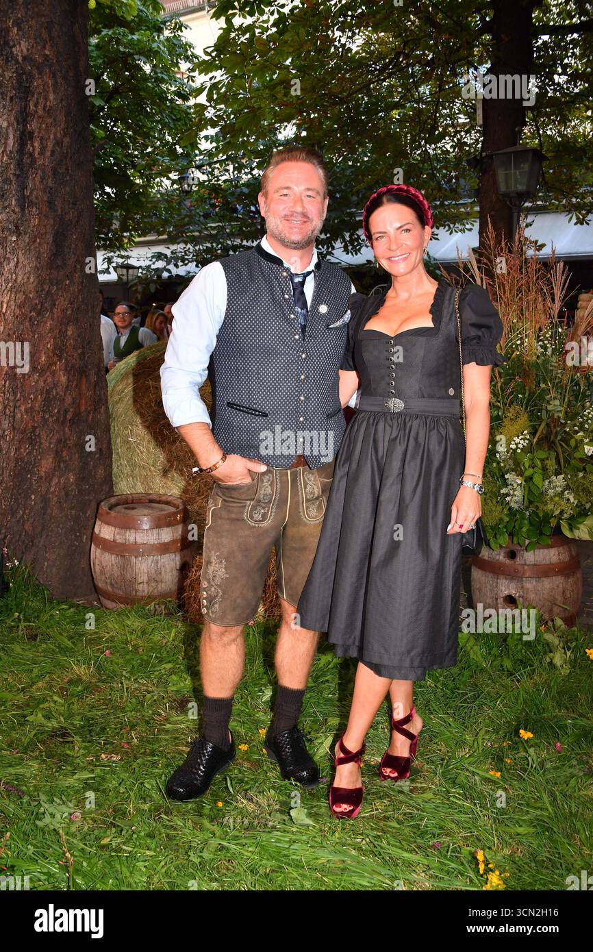 Sascha mit Ehefrau / HeidiFest von Heidi Klum / Hofbräu / München / 18. September 2025 *** Sascha mit Ehefrau HeidiFest von Heidi Klum Hofbräu München 18. September 2025 Stockfoto