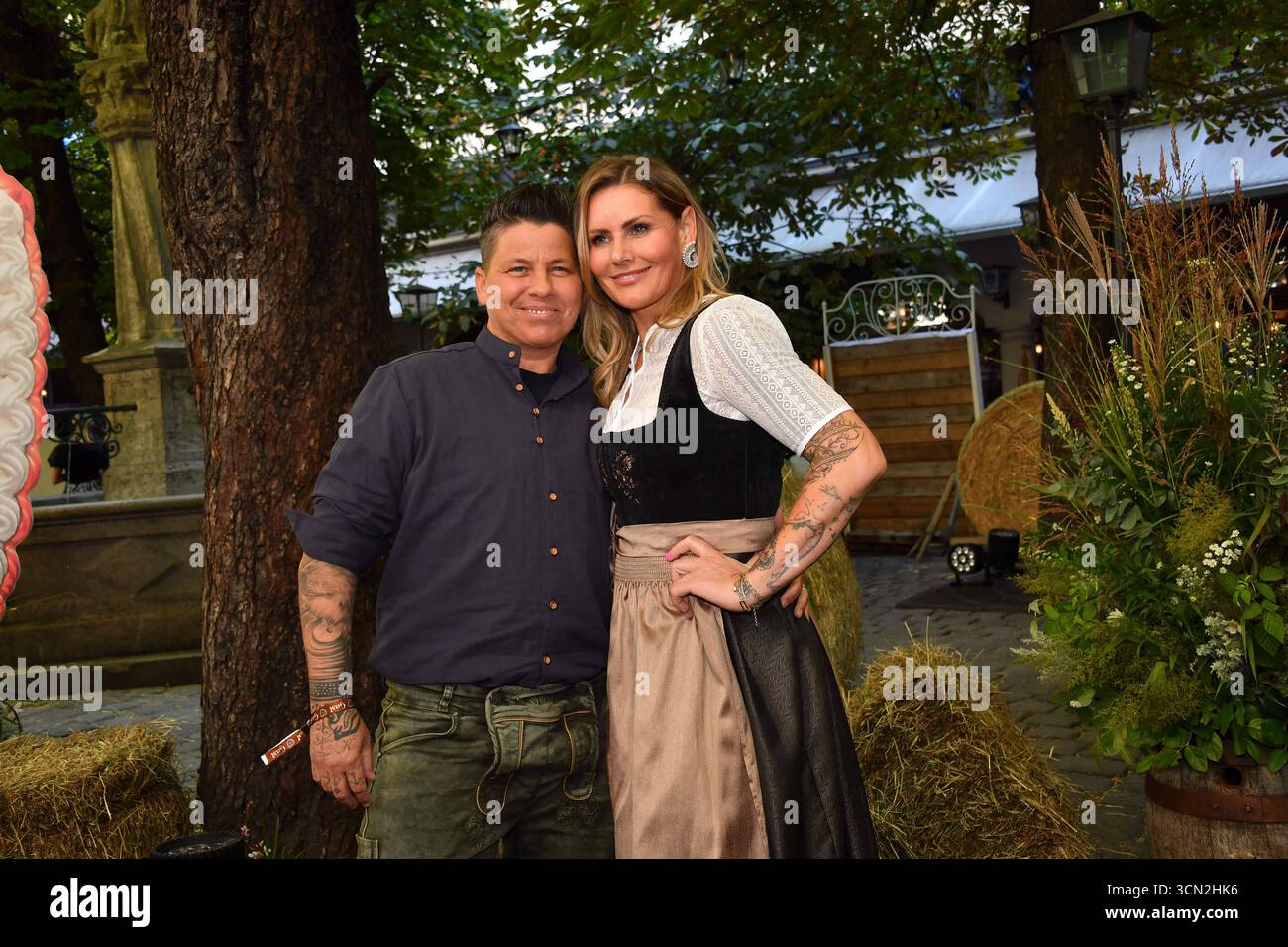 Kirsten Ott mit Ehefrau Karolina Köppen / HeidiFest von Heidi Klum / Hofbräu / München / 18. September 2025 *** Kirsten Ott mit Ehefrau Karolina Köppen Heidifest von Heidi Klum Hofbräu München 18. September 2025 Stockfoto