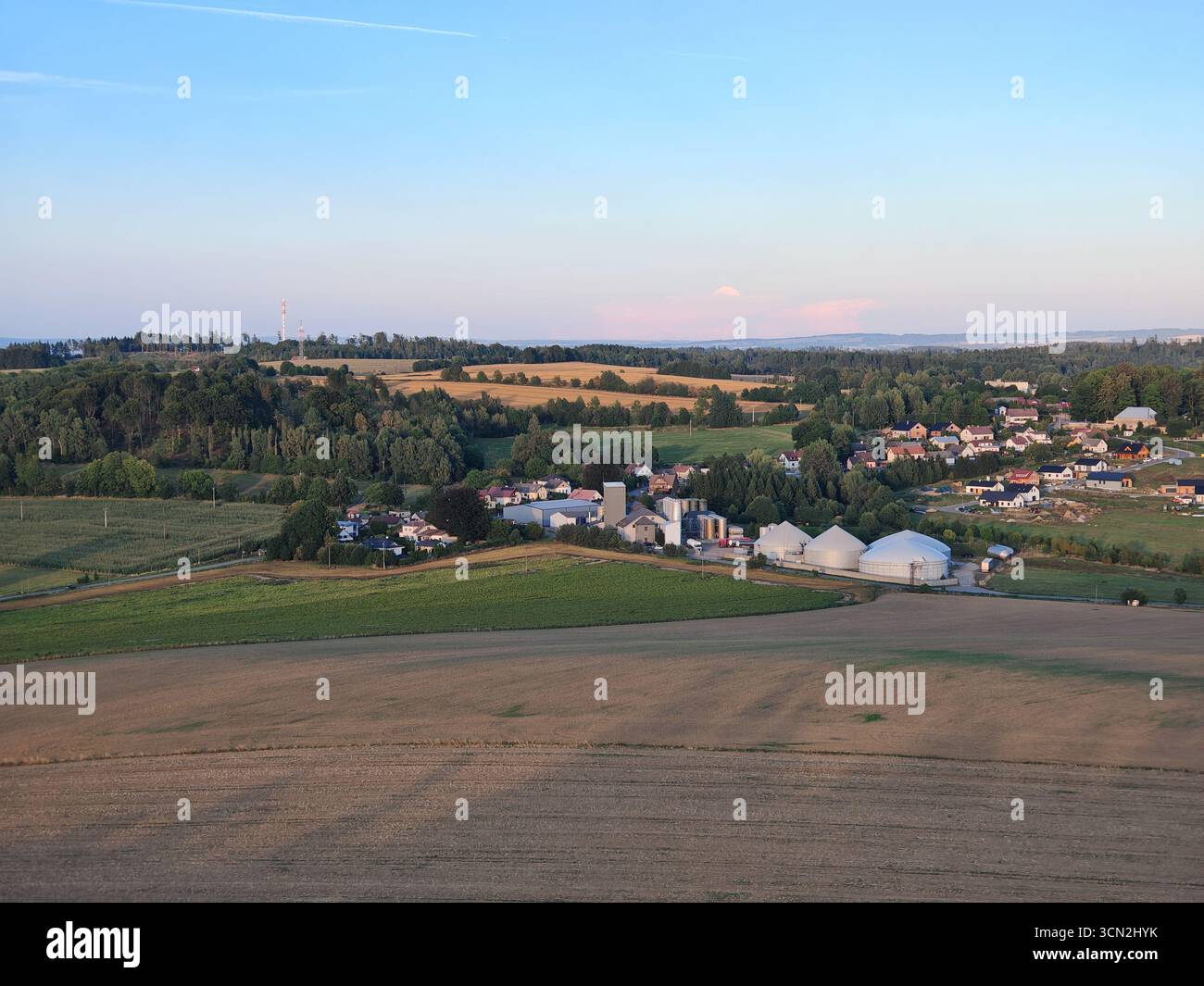 Biogasproduktion, Biogasanlagen, Bioenergie, Panorama-Landschaftsansicht der Produktionsanlage und des Kraftwerks für Biogas aus der Luft, europäische Energiekrise, grün Stockfoto