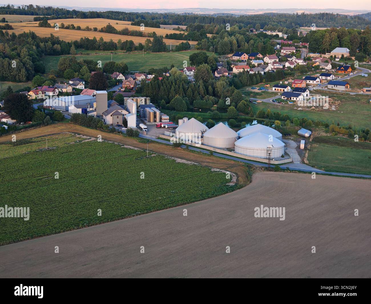Biogasproduktion, Biogasanlagen, Bioenergie, Panorama-Landschaftsansicht der Produktionsanlage und des Kraftwerks für Biogas aus der Luft, europäische Energiekrise, grün Stockfoto