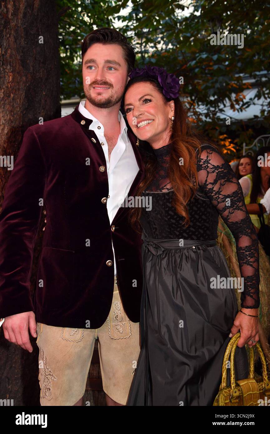 Christane Neubauer mit Sohn Lammert / Heidifest von Heidi Klum / Hofbräu / München / 18. September 2025 *** Christane Neubauer mit Sohn Lammert HeidiFest von Heidi Klum Hofbräu München 18. September 2025 Stockfoto