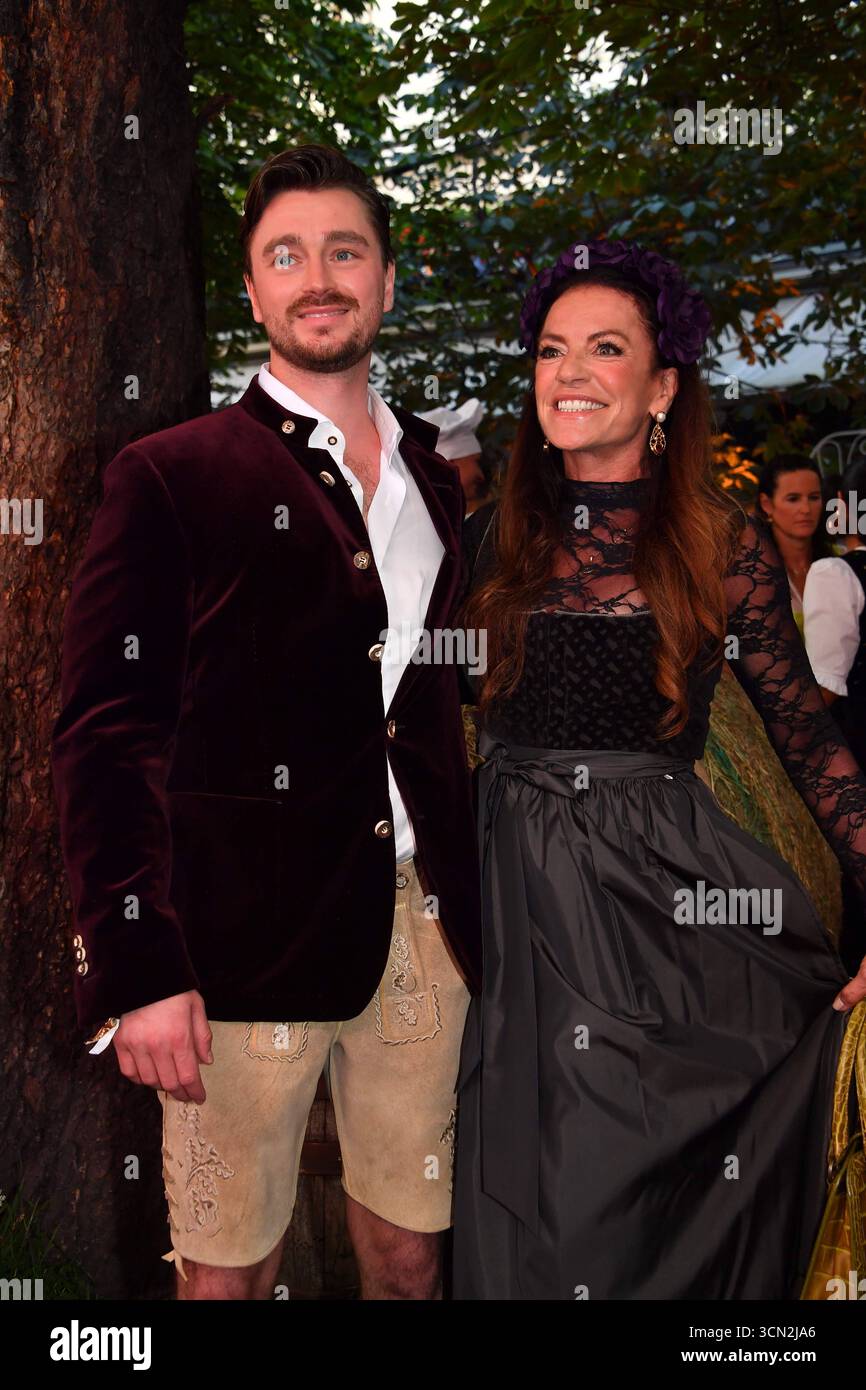 Christane Neubauer mit Sohn Lammert / Heidifest von Heidi Klum / Hofbräu / München / 18. September 2025 *** Christane Neubauer mit Sohn Lammert HeidiFest von Heidi Klum Hofbräu München 18. September 2025 Stockfoto