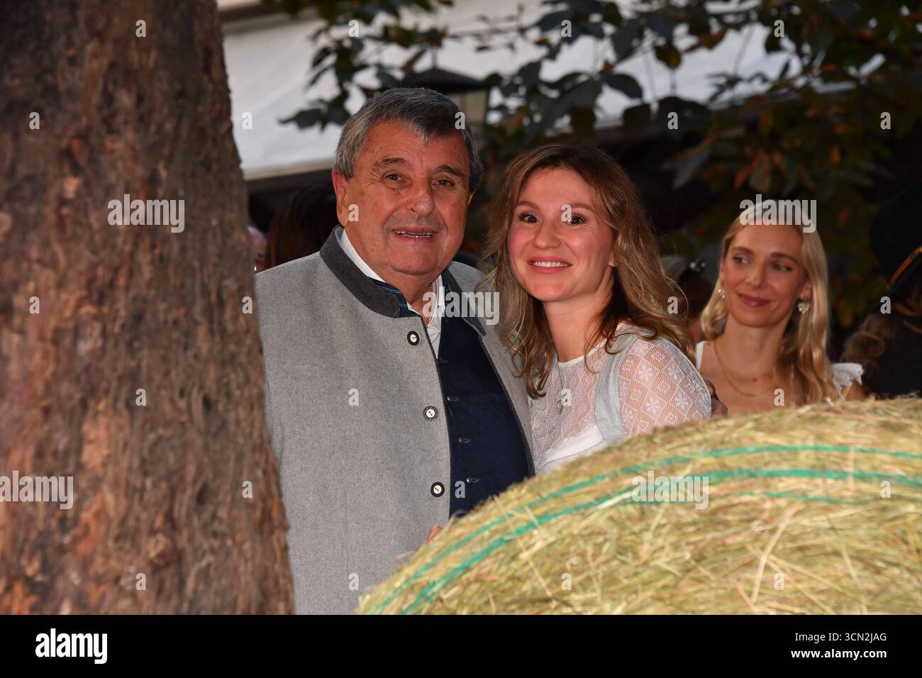 Peter Pongratz mit Begleitung / Heidifest von Heidi Klum / Hofbräu / München / 18. September 2025 *** Peter Pongratz mit Firma HeidiFest von Heidi Klum Hofbräu München 18. September 2025 Stockfoto