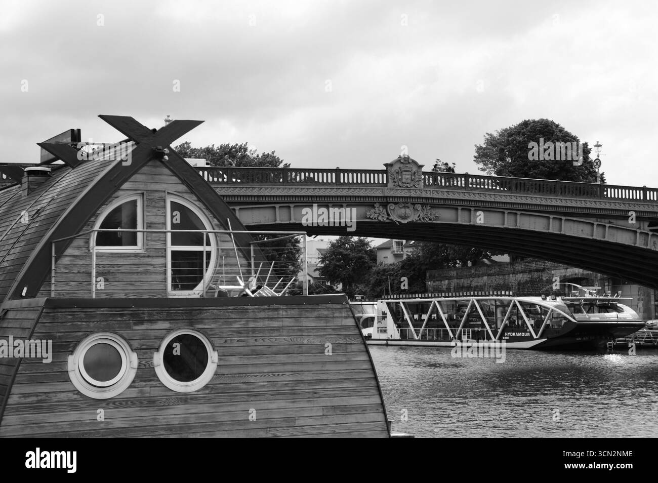 Hausboot und Motte Rouge Brücke: Erdre River, Nantes, Frankreich Stockfoto Hausboot und Motte Rouge Brücke: Erdre River, Nantes, Frankreich Stockfoto