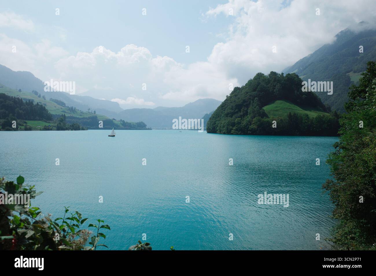 Ruhige Szene am Lungersee in der Schweiz. Stockfoto