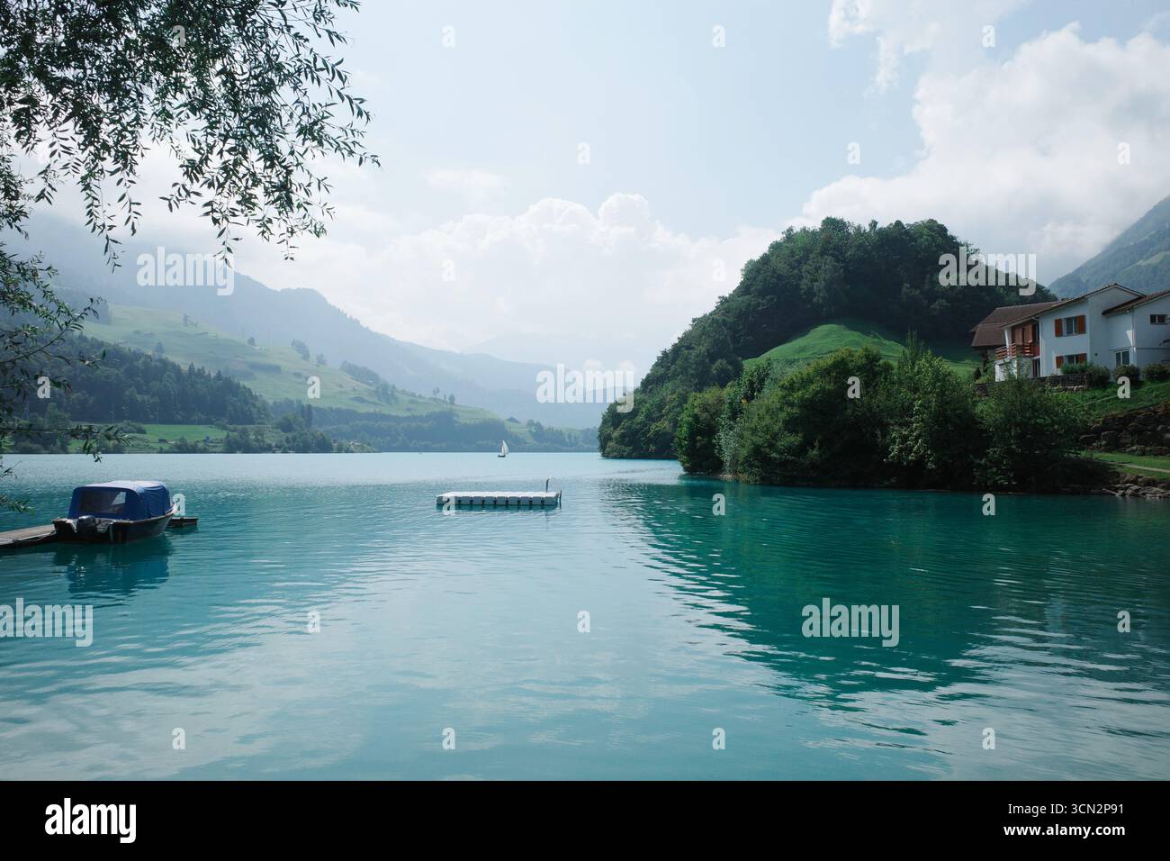 Ruhige Szene am Lungersee in der Schweiz. Stockfoto