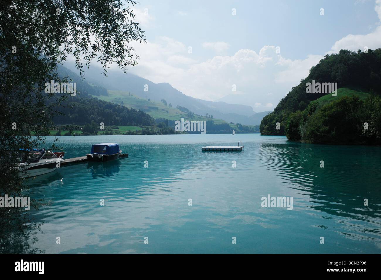 Ruhige Szene am Lungersee in der Schweiz. Stockfoto