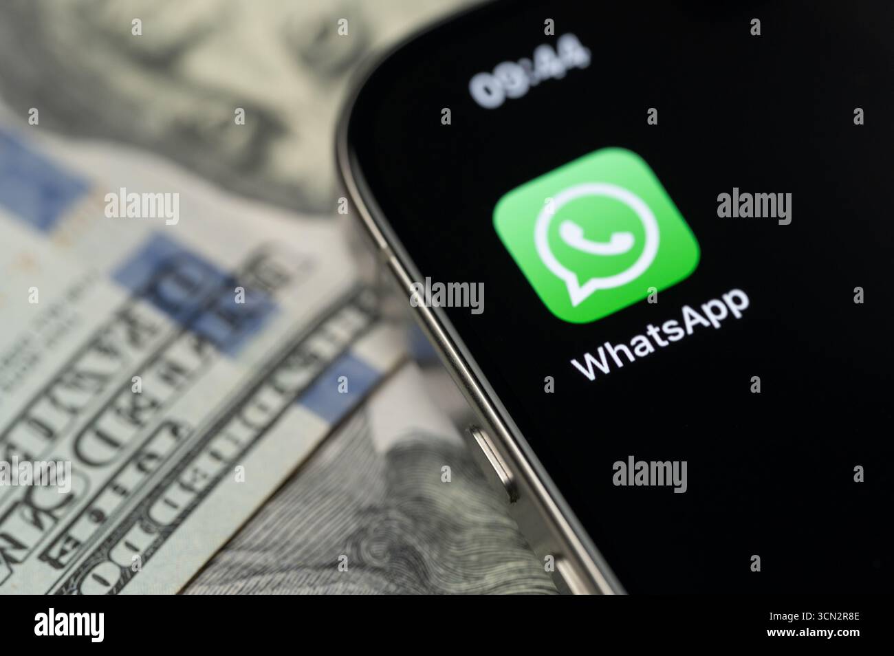 New York, USA – 12. September 2025: WhatsApp App auf Smartphone-Bildschirm mit Dollarhintergrund Nahansicht Stockfoto