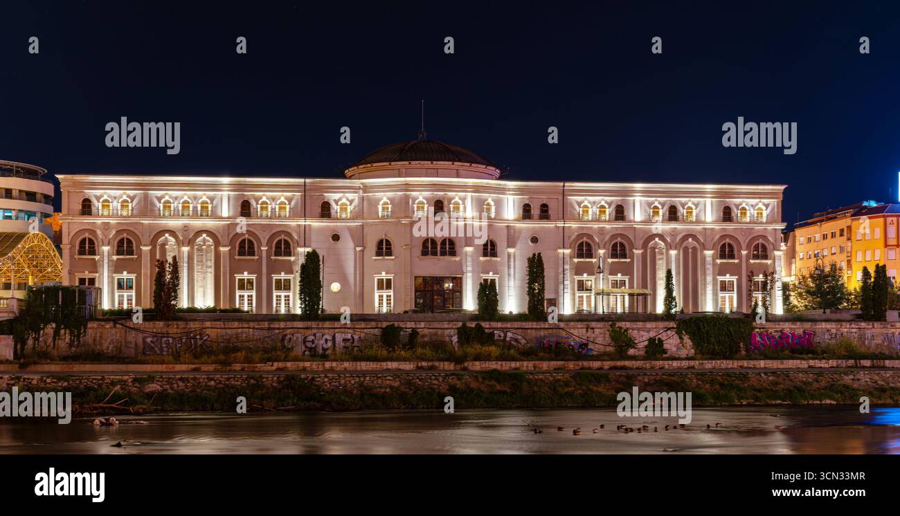 Museum des mazedonischen Unabhängigkeitskampfes bei Nacht, Skopje, Mazedonien Stockfoto
